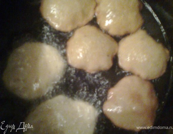 Пока одна жарится,другая готовится,третья вынимается...