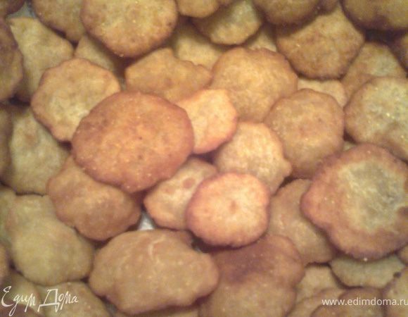 Я и не заметила,как пролетел час!Получается поистине гора чипсов!Хотела пересчитать для вас,но потом махнула рукой...Порадовало и масло:оно осталось прозрачным и не дымило,как при пончиках,а остатков хватит ещё на такую же порцию!
