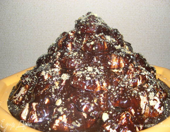 для крема взбить сгущенку с размягченным сливочным маслом и какао.
Для глазури нагреть в кастрюльке какао,добавить сахар,слив масло.Постоянно помешиваем.Молоком регулируем густоту глазури,она должна быть как сметана.как начнет закипать выключаем. 