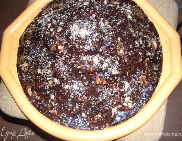 Собираем торт.
Готовое безе выкладывать слоями, каждый из которых пропитываем вареньем или сиропом,посыпаем грецкими орехами и смазывать кремом.Формируйте тортик по вашей фантазии,домиком,горкой и т.д.,сверху посыпать орешками и полить шоколадной глазурью.Убрать в холодильник,чтобы крем застыл.Приятного аппетита!!!