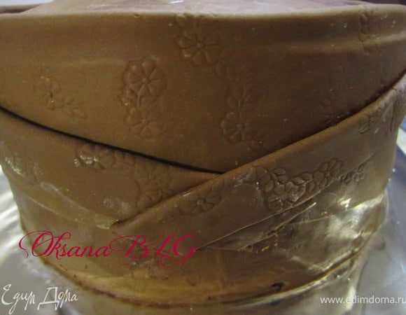 Прикрепить к торту.