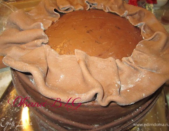 для верха торта, раскатать широкую полоску, свернуть вдвое, сформировать складочки, прикрепить на торт.Добавить еще одну такую же полоску.