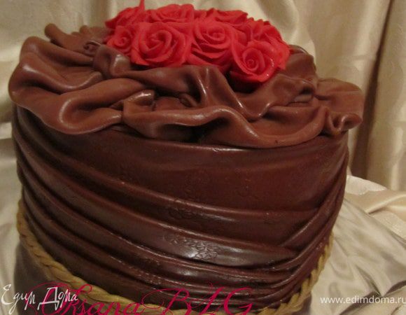 По мастике пройтись кисточкой смоченной в водке. По низу торта добавить золотой жгутик.