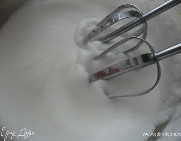 Разделить белки и желтки. Белки взбить с солью (0.5 мин.), затем, постепенно добавляя сахар (4 ст.л.), взбивать еще около 1,5 минут.