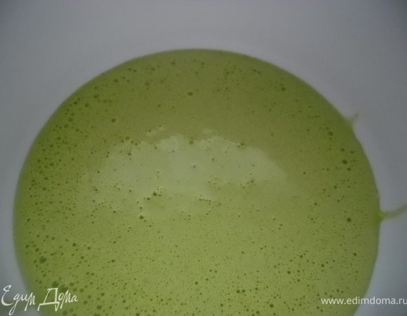 Желтки вместе с оставшимся сахаром и мелиссой взбить в блендере.
