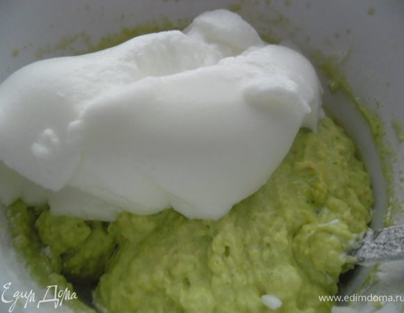 Добавить измельченный апельсин, мякоть и сок лимона, сметану (у меня была деревенская, густая) и масло. Смешать оба вида муки, крахмал (1 ст.л. с горкой) и соду. Просеять мучную смесь в жидкую массу и тщательно размешать. В последнюю очередь добавить в тесто взбитые белки.
Тесто выложить в смазанную форму и поставить в духовку на 35 - 40 минут. По окончании выпечки открыть дверцу духовки и оставить так на 5-7 минут.