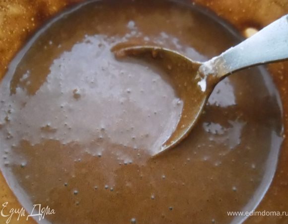 Для глазури нужно смешать все сухие ингредиенты и просеять их в мисочку. Затем добавить воду и перемешать.