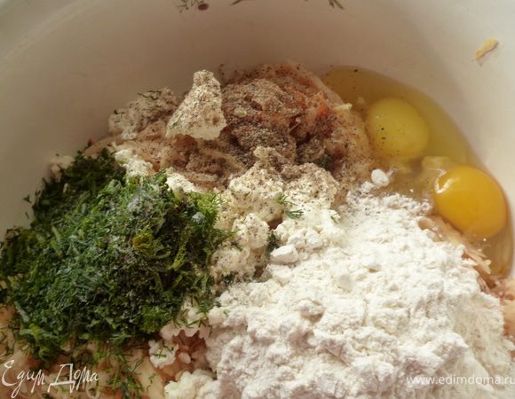 Теперь приготовим картофельную смесь для зраз:Натереть половину картофеля на крупной терке,вторую половину на мелкой(мелкая стружка),морковь тоже натрем мелкой стружкой.Лук тоже натереть.Смесь перемешать и слегка отжать сок,но его не выливать.Добавить к натертым овощам яйца,творог,муку,зелень,соль и перец.Оставшийся после отжима сок слить,а крахмал,который осел на дне,тоже добавить к картофельной смеси и все хорошо перемешать.