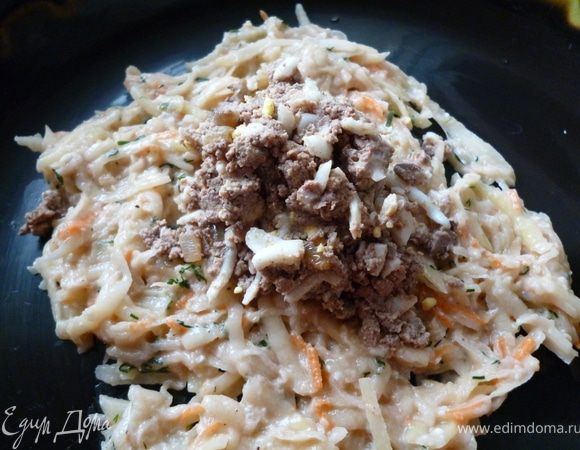 Заранее нагреть сковородку и уменьшить огонь.Теперь приступаем к формовке зраз.Из картофельной смеси мокрыми руками делаем лепешку,на середину выкладываем столовую ложку фарша и формуем продолговатую котлету-пирожок.Обжариваем с двух сторон на растительном масле на небольшом огне до румяного цвета.