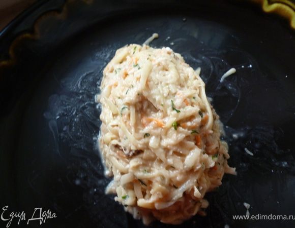 А теперь есть несколько вариантов.Можно просто сложить зразы в сотейник,налить на дно половину стакана горячей воды и пропарить зразы.Можно приготовить грибной или овощной соус,сложить зразы в глубокую сковороду(или стеклянную форму),залить соусом и отправить в духовку минут на 5-10,что бы они немножко прокипели с соусом.Можно даже в конце посыпать тертым сыром.Для своей семьи я их пропариваю в кастрюльке и подаю со сметаной.Попробуйте,очень вкусно!Приятного аппетита!:)