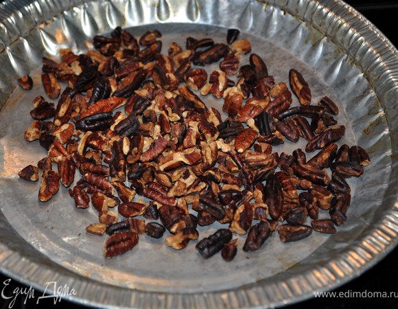 Подготовить духовку,разогрев до 180гр.В жаропрочную посуду выложить 1/2-стак.пекана и в духовку  на 4мин.подсушить.