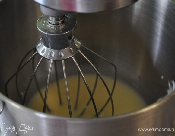 Взбить сметану  и 3 последующие  ингридиента на медлен.скорости до полного смешания.