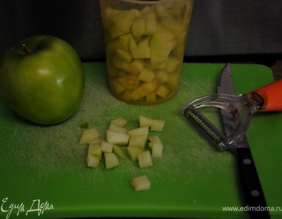 Муку и 3 последующих ингредиента смешать в отдельной посуде. Добавить в жидкий состав, перемешать все до гладкого состояния, добавить разрезанные яблоки,подсушенные орехи.
Сбрызнуть форму прямоугольную/для выпечки хлеба/ маслом и мукой.Выложить в неё рассыпав по всей поверхности 1 стак.пекана.