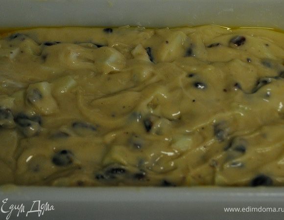 Выложить поверх орехов тесто, распределив по всей поверхности. Выпекать при тем-ре 180 гр.примерно 1 час. Проверять зубочисткой по центру, если сухая готово! Дать остынуть примерно 10 мин. на решетке.