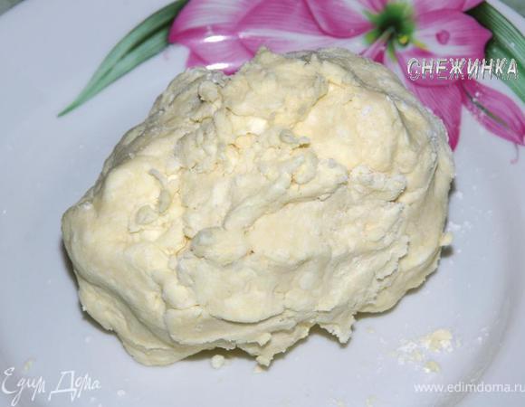 Слепите из маргариново-мучной крошки шар. Месить не надо, просто соедините массу в целое. Отложите.