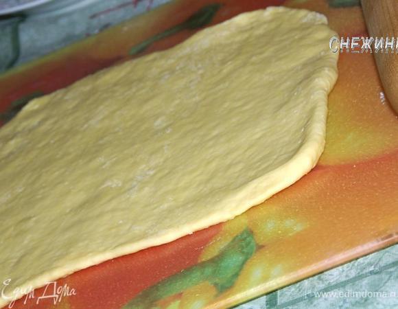 Теперь тесто №2 раскатайте в небольшой прямоугольник: не очень тонко, иначе может порваться. 