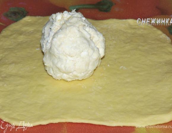 Положите в центр (ближе к одному краю) раскатанного пласта тесто №1.  