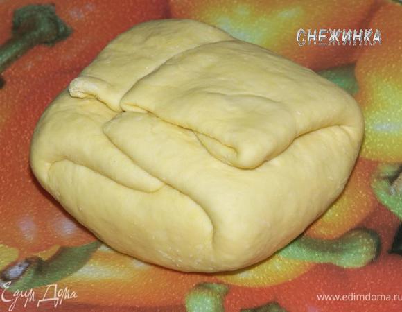 И наконец — закройте оставшимся «хвостом». Получается тесто в конверте.