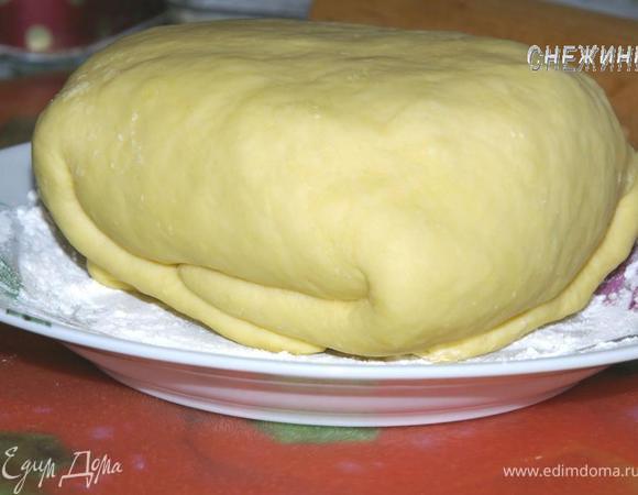 Переложите тесто в тарелку, присыпанную мукой, и отправьте в холодильник на 30 минут. Кладите тесто швом вниз, чтобы лучше закрепить края. Ничем не накрывайте, иначе образуются капли, тесто станет мокрым, что нам совсем не нужно!