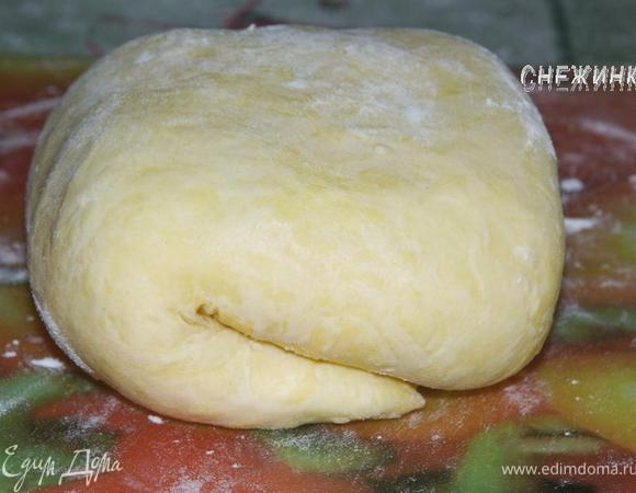 Через 30 минут достаньте тесто. Раскатайте на присыпанной мукой поверхности и снова заверните конвертом. Отправьте в холодильник на 30 минут.