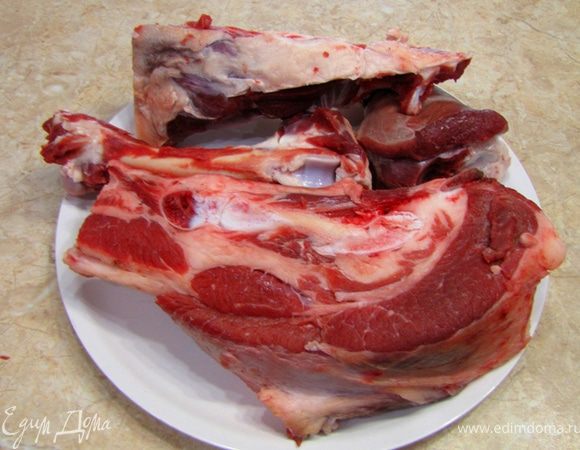 Приготовьте мясной бульон. Для этого возьмите мясо. Наиболее хороший выбор для мясного бульона - говяжья грудинка. Причем лучшие куски - второе и третье ребро сверху. У меня еще добавлены обрезанные кости и тазовая кость с мясом от бараньей ноги.