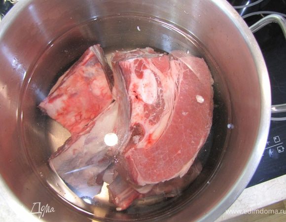 Промойте мясо от осколков косточек, грязи. Положите мясо в кастрюлю и налейте туда чистой воды около 3 литров. Поставьте на средний огонь. Лучший результат получится, если у вас вода будет закипать около часа.
