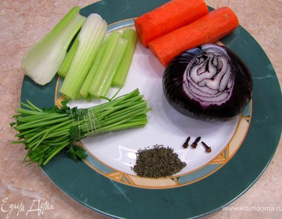 Почистите головку лука. Воткните в нее гвоздику. Морковь и сельдерей разрежьте вдоль. зелень свяжите хлопчатобумажной нитью. Лук, морковь, сельдерей, зелень положите в кастрюлю. Туда же положите щепотку тимьяна. Убавьте огонь до минимального и накройте крышкой, чтобы бульон не потерял много воды. Проконтролируйте через 10 минут - бульон должен кипеть еле-еле. Слегка посолите бульон. Варите мясо около полутора часов.