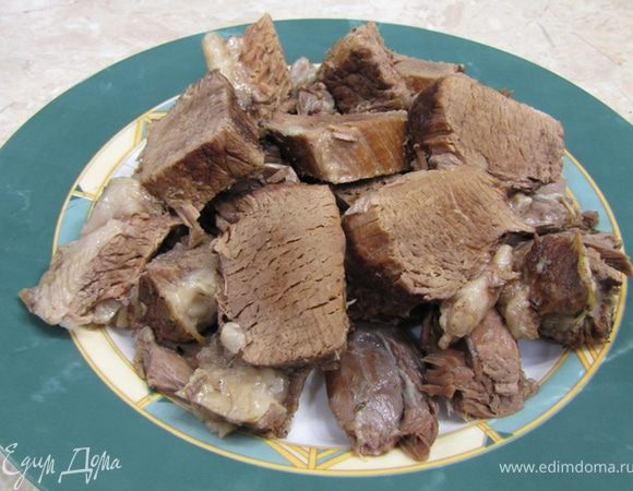 Срежьте мясо с костей и нарежьте его кусками по два сантиметра (если хотите, можете нарезать соломкой, но в этом случае класть мясо обратно надо практически в конце приготовления борща).