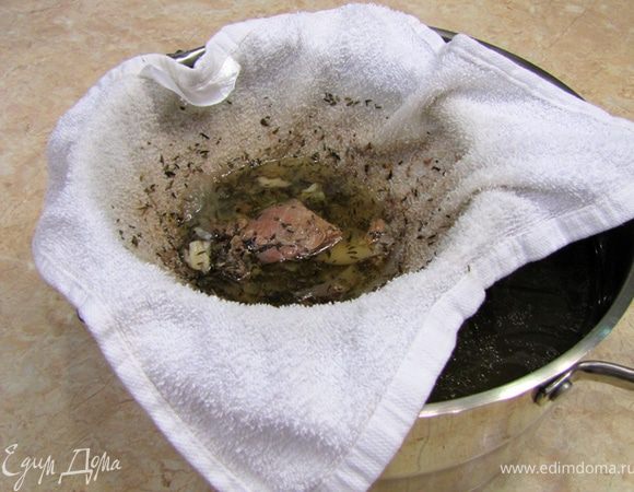 Бульон процедите через муслин, кухонное полотенце либо несколько слоев марли. Доведите бульон до кипения, затем положите мясо обратно в кастрюлю.
Положите два очищенных картофеля и, снизив огонь до маленького, доведите картофель до готовности. Проверить готовность можно протыканием либо ножом, либо вилкой. Не бойтесь разломать картофель, т.к. он потом будет разминаться, чтобы придать густоты борщу. Если вилка проходит свободно и с одинаковым усилием через весь картофель, он сварился.