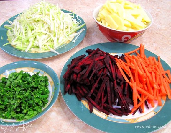 Теперь внимание.
Так как дальнейшее приготовление борща идет очень быстро (около 20 минут), вы не успеете нарезать овощи в процессе готовки, поэтому подготовьте остальные ингредиенты заранее.
Нарежьте тонкой соломкой свеклу и морковь (толщина соломки 3-4 мм).
Нарежьте остальной картофель как для жарки (клубень вдоль на три части, потом на дольки каждую часть поперек по пол сантиметра).
Капусту нашинкуйте толщиной 3-4 мм.
Зелень мелко порубите.
