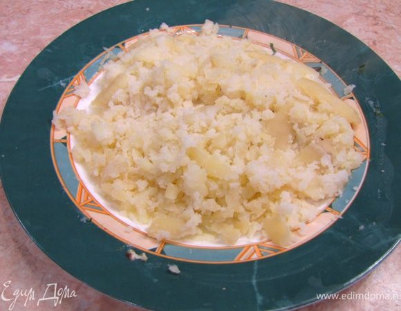 Из кастрюли достаньте сварившиеся клубни картофеля.
Лучше всего в этот момент положить тимьян, чтобы он успел отдать свой вкус и запах.
Сделайте огонь под кастрюлей выше среднего.
Положите в бульон с мясом свеклу и морковку. Перемешайте.
После закипания положите нарезанный картофель. Перемешайте.
После закипания положите капусту. Перемешайте. Положите зажарку из сковороды.
Разомните картофельные клубни, которые вы до этого достали.