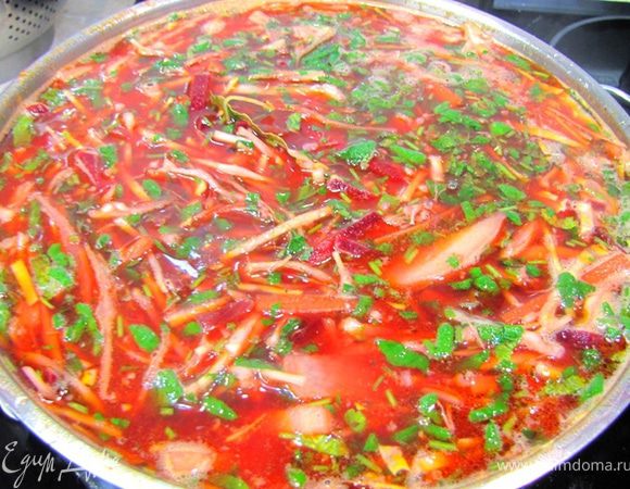 Положите их в бульон. Размешайте. Посолите. Попробуйте на соль и досолите, если будет недостаточно соленым.
Как только закипит - положите зелень, свежемолотый черный перец, три лавровых листа.
Выключите огонь. Перемешайте.
Накройте крышкой и дайте постоять минут 20.