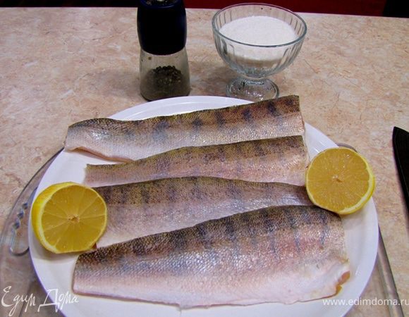 В общем, берем судака самого свежего. Как определить, что судак свежий? Очень просто. Во-первых, глаза не должны быть впалые, они должны светиться как лунный камень или как у кошки. Да-да именно так. Иначе - проходите мимо. На боках должны быть видны полосы как у тигра. Жабры должны быть ярко красного цвета. Вот именно такого судака и надо покупать. И не важно что говорит продавец. Такой и все. Попросите продавца разделать судачка при вас. Пусть он и косточки вытащит. А если не вытащит, сами пинцетиком дома.
Значит, приносите два филе домой. Для рыбы надо использовать отдельную доску - лучше пластиковую. Ни в коем случае не замораживаете рыбу. Сразу на стол. Посмотрите на куски и подравняйте края. Если продавец не очень тщательно срезал плавники - сделайте это за него. 