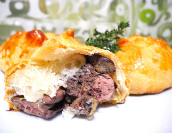 Скажу вам просто - булочки произвели фурор! Вкуснее всего сразу после выпечки, но несколько штук я оставила в укромном местечке и на следующий день угостила коллег. Съели с удовольствием и в холодном, и в разогретом виде и сразу же стали просить рецептик)))) Буду повторять однозначно!