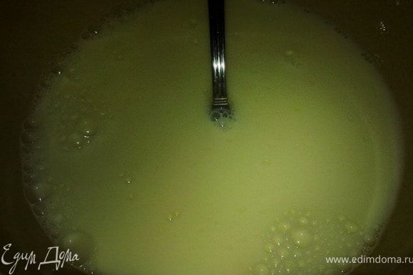 В муку добавить яйца, молоко, растопленное сливочное масло и соль, вымешать тесто.