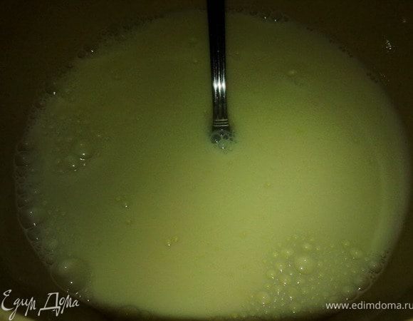 Добавить в муку яйца, молоко, растопленное сливочное масло и вымешать тесто. 
