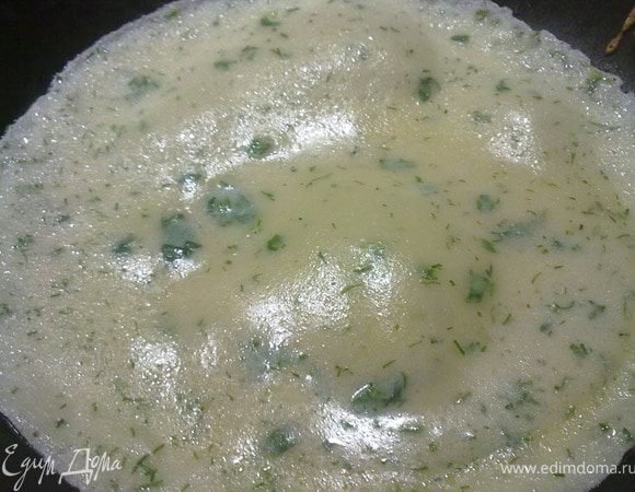 На хорошо разогретой сковороде испечь тонкие «зеленые» блины. 

