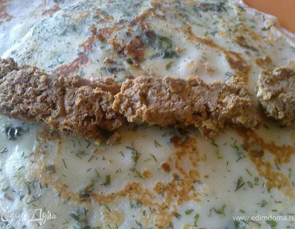 На блинчик выложить паштет (лучше не поленится и приготовить из куриной\свиной печени домашний вкусненький паштет).