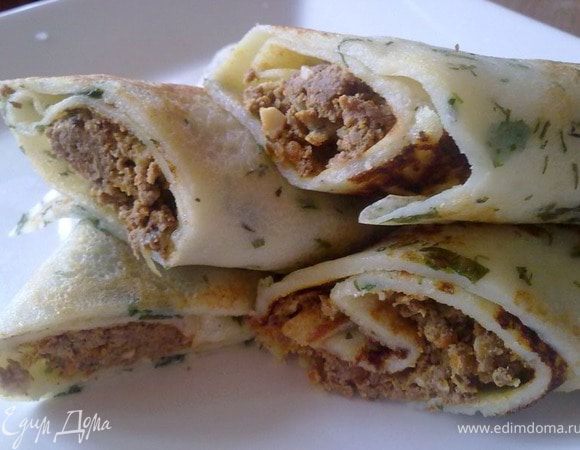 Свернуть блины в рулет и порезать на порционные кусочки.
