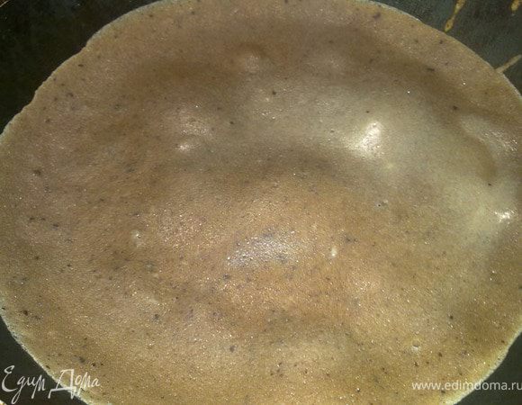 На хорошо разогретой сковороде испечь тонкие блины. 