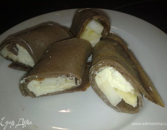 Свернуть блин в рулет. Подавать с горячим молоком.
