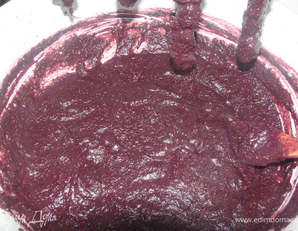 из домашнего винограда отжал сок и уварил его на 1/4,затем добавил сахар(сладость по вкусу),и муки пшеничной и кукурузной до густого киселя