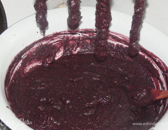 предварительно сделал "бусы"из орехов и сухофруктов,оставив свободным петлю нитки сантимов на семь и обмакнул в сиропе и подвесил.как перестало капать -повторить и так до желаемой толщины,затем сушить. 