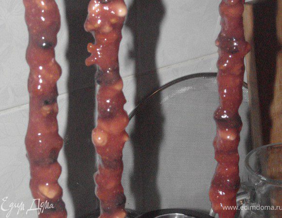 Мои ошибки: попутал кукурузную муку с крупой (на фото видны крупинки ).виноград кислый а соус густой получился.От того и стенки толстые.Насыщенный вкус на любителя.Сегодня делал с красной смородины :кукурузную крупу перемолол в муку ( она для мягкости )сироп сделал пожиже и добавил желатин(чуток)- короче пробую и Вам советую. 