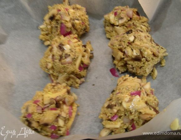 Смешиваем грибы, крупу, специи, лук и яйца, получаем фарш. Формируем небольшие шарики. Если Вы решили их обжаривать, тогда обваляйте их в сухарях и обжарьте на растительном масле с обеих сторон 10 минут. Я же их запекала при 180гр минут 20. 
