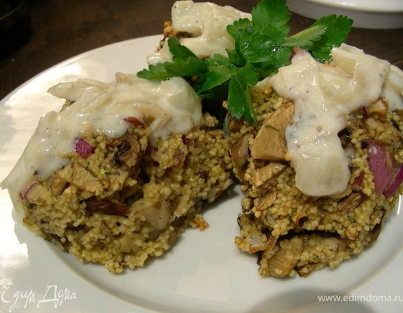 Выкладываем котлетки на тарелку, украшаем салатом или травами и подаем с соусом. Приятного аппетита))