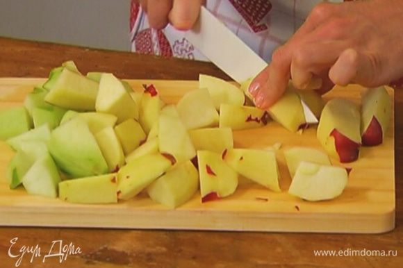Яблоки почистить и, вырезав сердцевину, нарезать крупными кусочками.