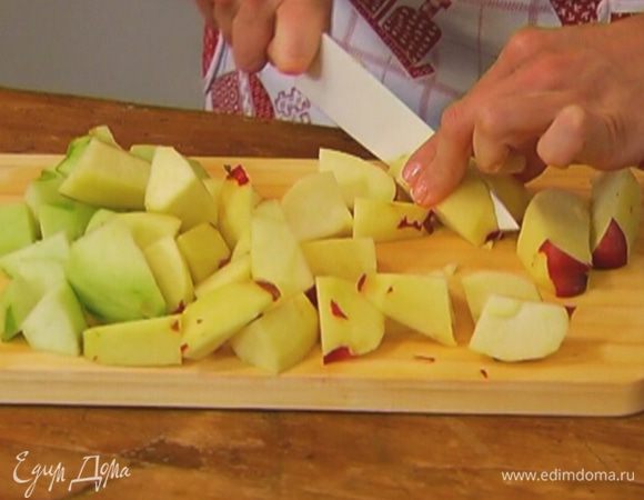Яблоки почистить и, вырезав сердцевину, нарезать крупными кусочками.