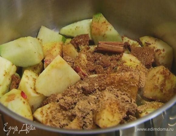 Поместить яблоки в небольшую кастрюлю, поставить на огонь, добавить 3 ст. ложки сахара, гвоздику, корицу, зерна кардамона и имбирь, перемешать и прогреть, затем влить 100 мл горячей воды и варить 20 минут.