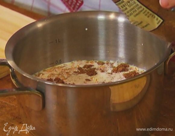 Хлопья залить молоком так, чтобы они были полностью покрыты, добавить оставшийся сахар, соль, перемешать и сварить кашу.